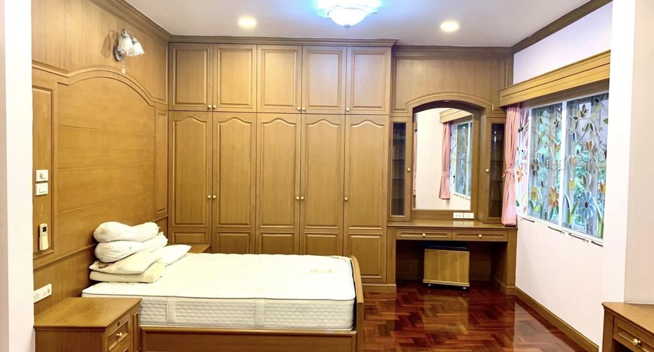 For sale 4 bedrooms house in Khan Na Yao, Bangkok