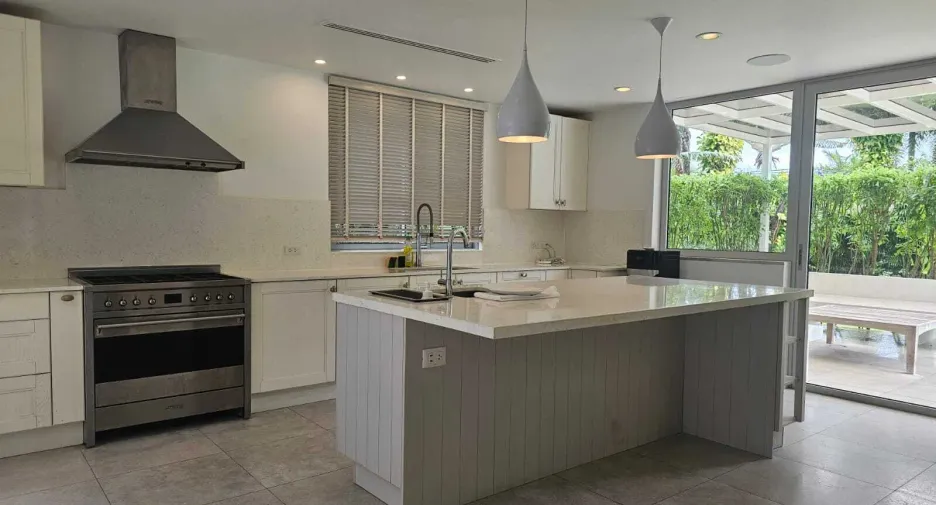 For rent 5 bedrooms villa in Thalang, Phuket