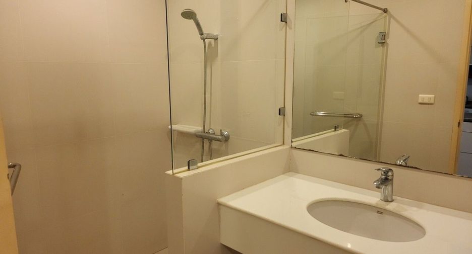 For sale 2 bedrooms condo in Huai Khwang, Bangkok