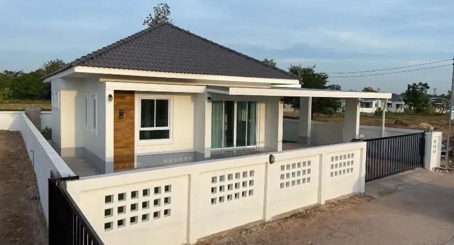 À vendre et à louer 3 chambres maison à Det Udom, Ubon Ratchathani