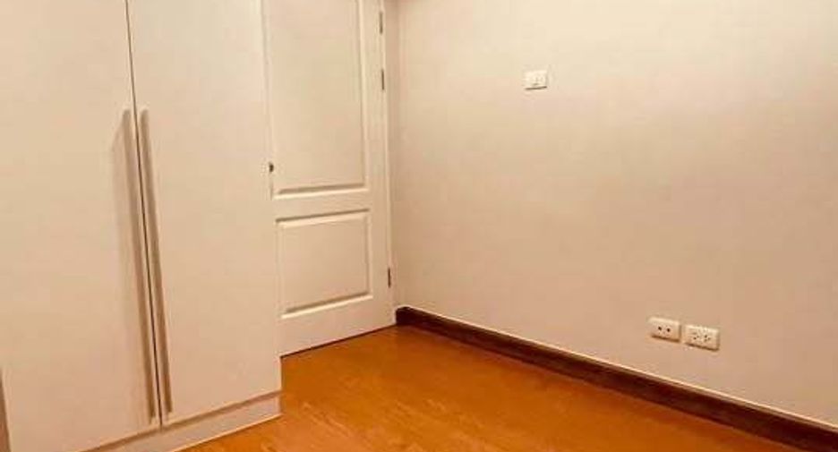 For sale 2 bedrooms condo in Huai Khwang, Bangkok