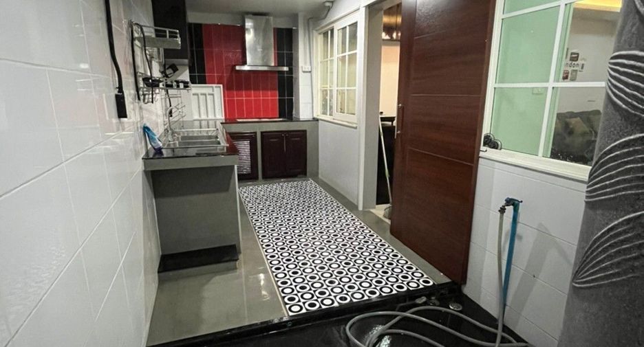Casa adosada en venta de 4 habitaciones en Prawet, Bangkok