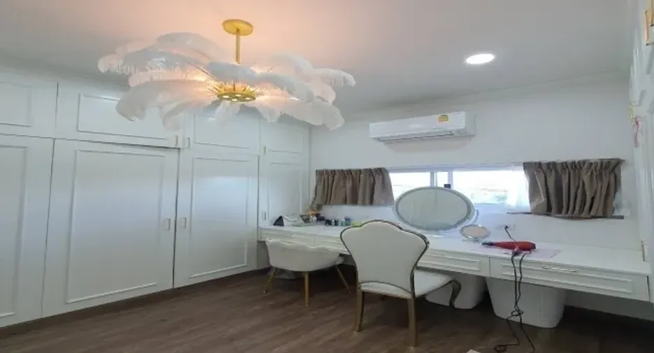 For sale and for rent 4 bedrooms house in Bang Kapi, Bangkok