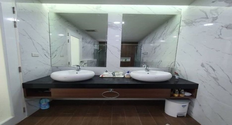 For sale and for rent 4 bedrooms house in Bang Kapi, Bangkok