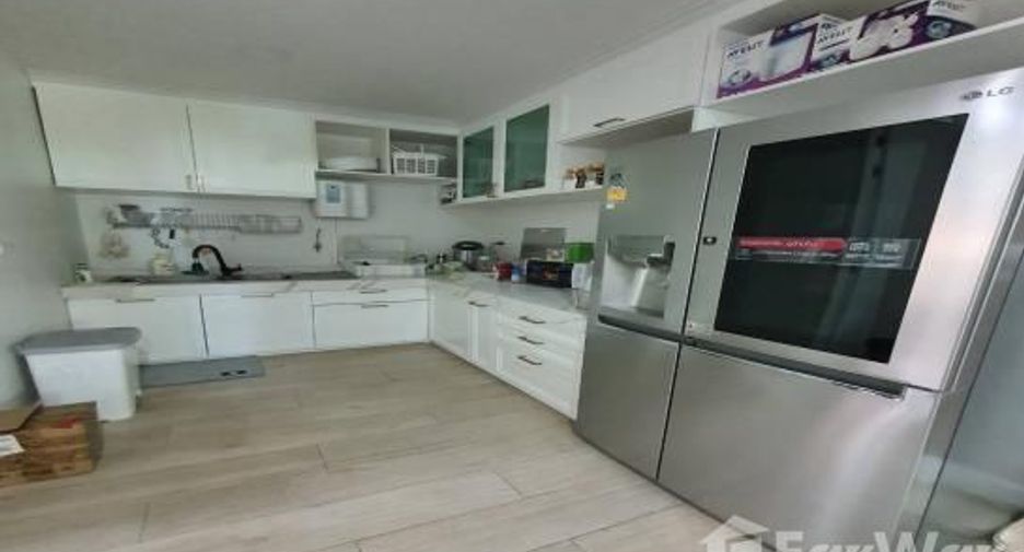 Casa en venta y en alquiler de 4 habitaciones en Bang Kapi, Bangkok