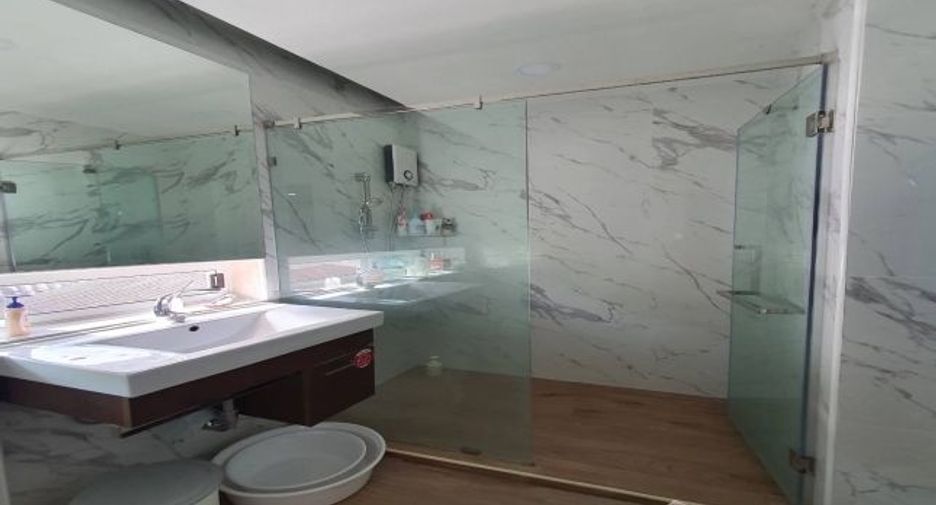 For sale and for rent 4 bedrooms house in Bang Kapi, Bangkok