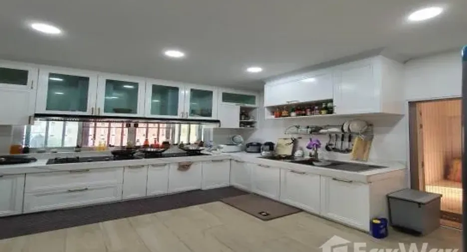 For sale and for rent 4 bedrooms house in Bang Kapi, Bangkok
