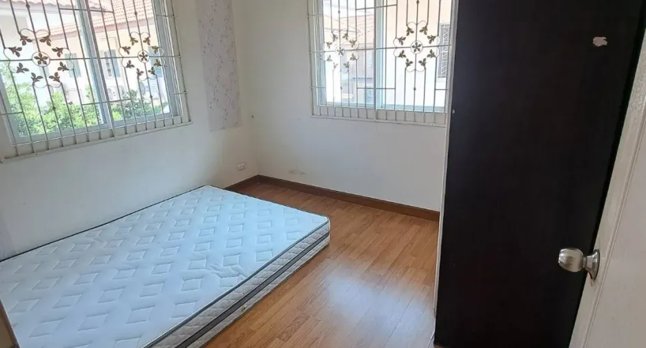 À louer 4 chambres maison de ville à Mueang Samut Sakhon, Samut Sakhon