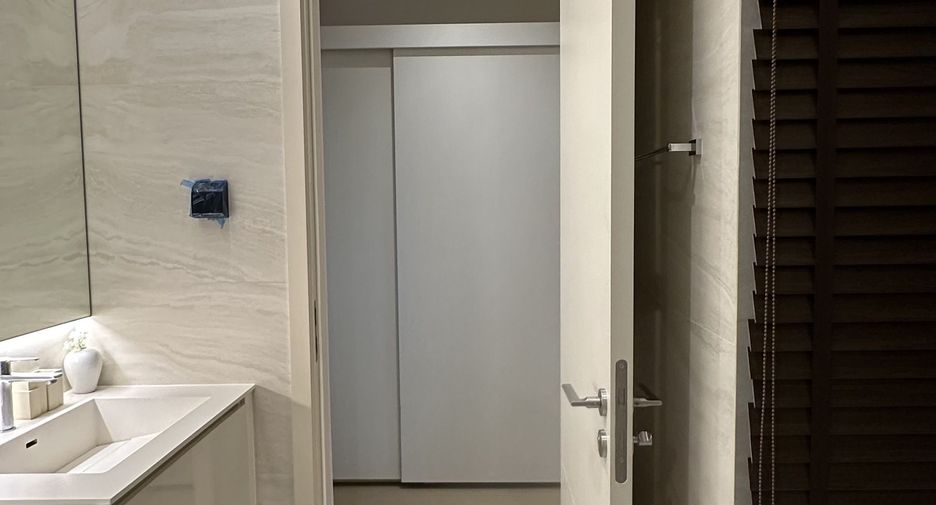 For sale 1 bed condo in Khlong Toei, Bangkok