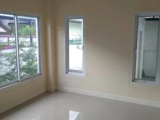 Casa en alquiler de 3 habitaciones en Mueang Rayong, Rayong