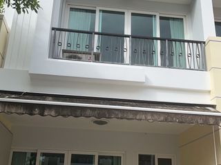 Casa adosada en venta de 5 habitaciones en Bang Kho Laem, Bangkok