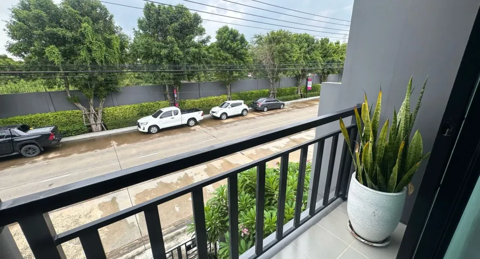 Casa adosada en venta de 3 habitaciones en Mueang Pathum Thani, Pathum Thani