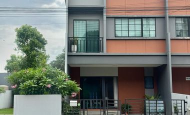 À vendre 3 chambres maison de ville à Mueang Pathum Thani, Pathum Thani
