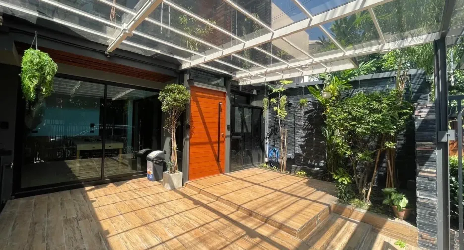 For sale and for rent 3 bedrooms townhouse in Bang Kapi, Bangkok