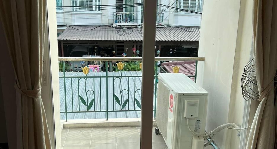 À vendre 3 chambres maison de ville à Phasi Charoen, Bangkok