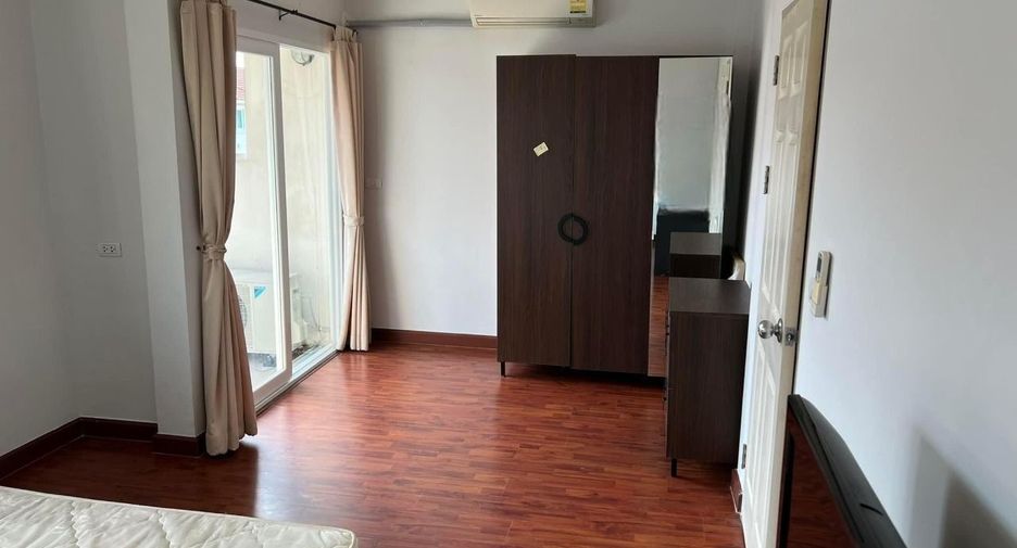 À vendre 3 chambres maison de ville à Phasi Charoen, Bangkok
