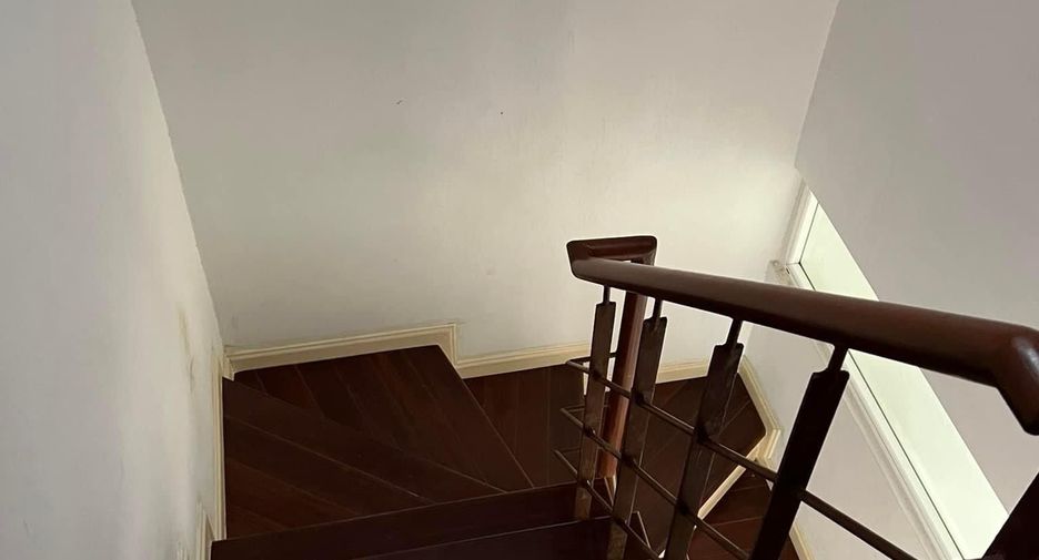 À vendre 3 chambres maison de ville à Phasi Charoen, Bangkok