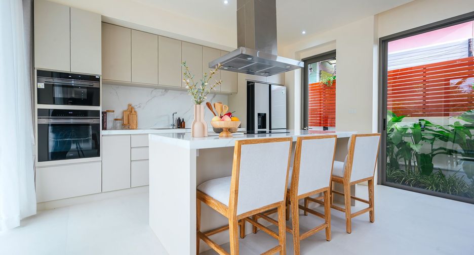 For rent 4 bedrooms villa in Mueang Phuket, Phuket