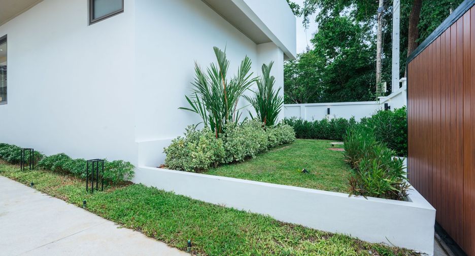 For rent 4 bedrooms villa in Mueang Phuket, Phuket