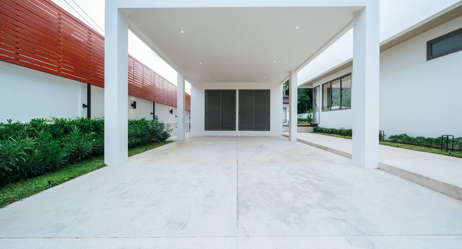 For rent 4 bedrooms villa in Mueang Phuket, Phuket