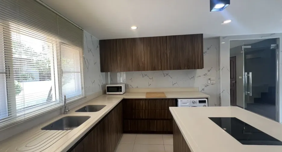 For sale 3 bedrooms house in Mueang Pathum Thani, Pathum Thani