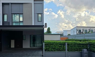 Casa adosada en alquiler de 3 habitaciones en Bang Kruai, Nonthaburi