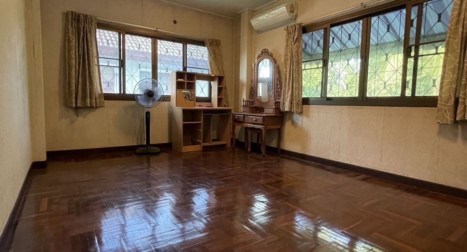 For sale 3 bedrooms house in Thawi Watthana, Bangkok