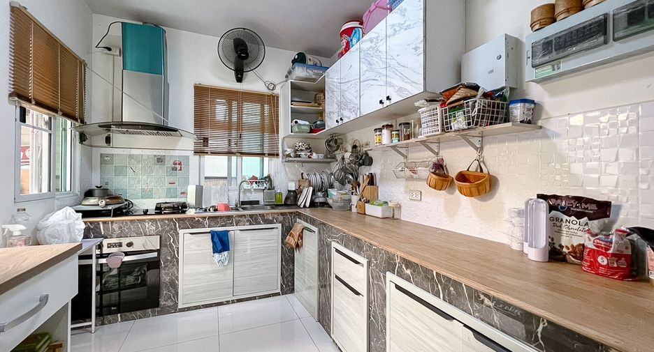 For sale 3 bedrooms house in Krathum Baen, Samut Sakhon