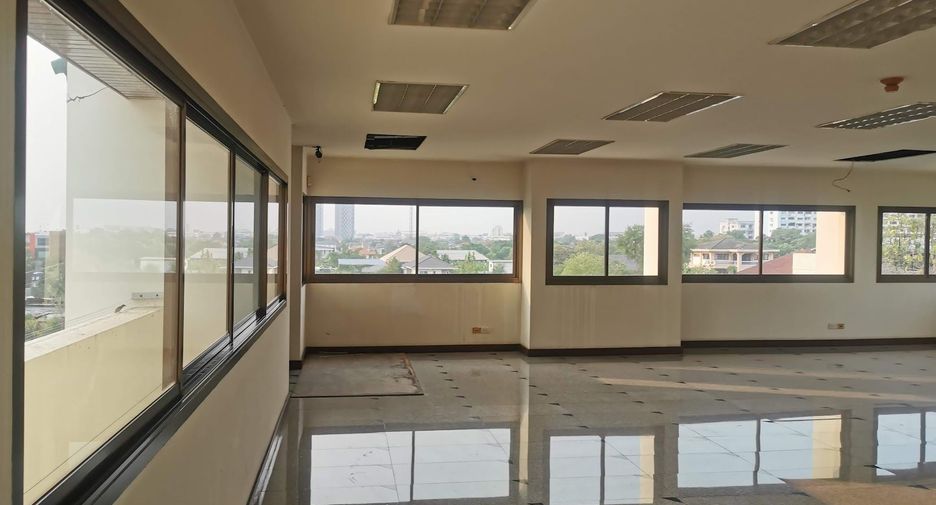 For sale そして for rent office in Khan Na Yao, Bangkok