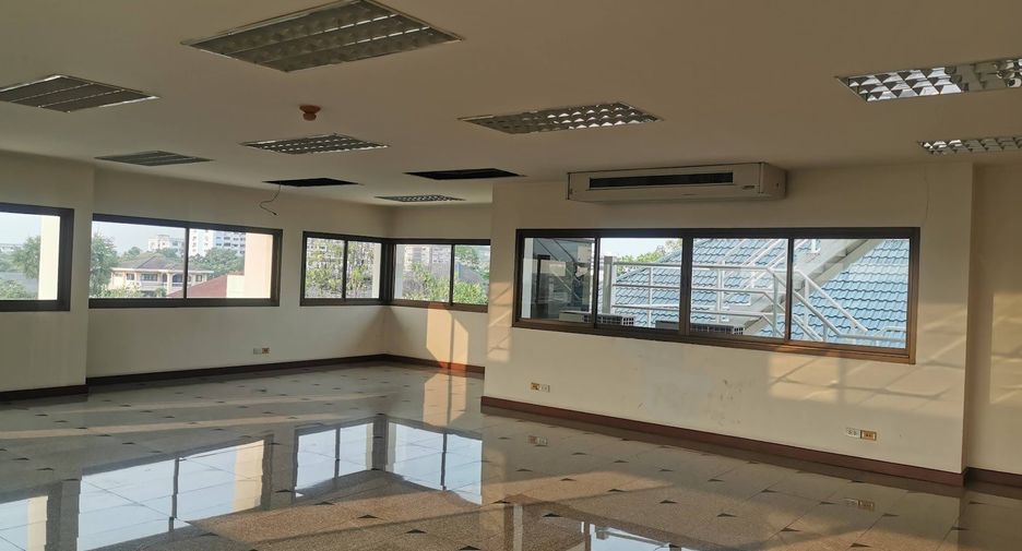 For sale そして for rent office in Khan Na Yao, Bangkok