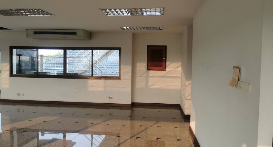 For sale そして for rent office in Khan Na Yao, Bangkok