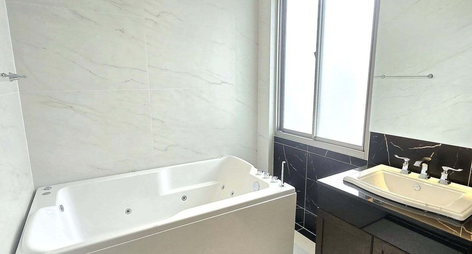 For sale and for rent 4 bedrooms villa in Lat Krabang, Bangkok