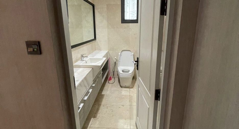 For sale 4 bedrooms house in Mueang Samut Prakan, Samut Prakan