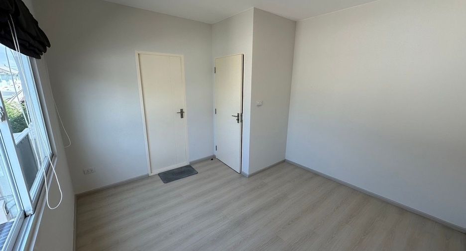 For sale 2 bedrooms townhouse in Mueang Samut Prakan, Samut Prakan