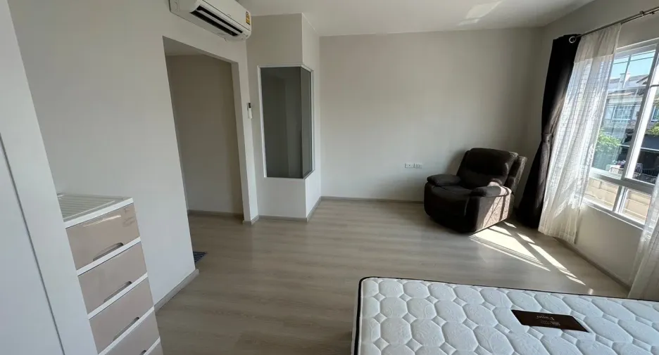 For sale 2 bedrooms townhouse in Mueang Samut Prakan, Samut Prakan