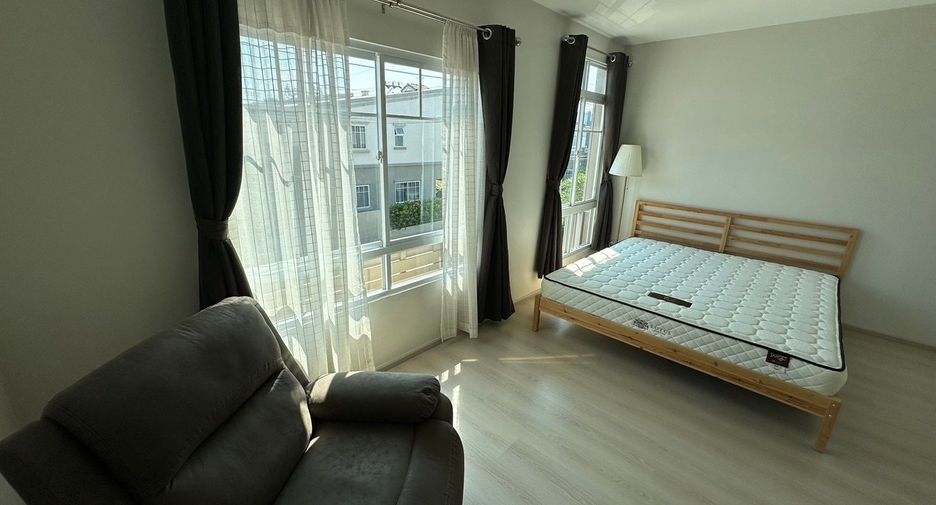 For sale 2 bedrooms townhouse in Mueang Samut Prakan, Samut Prakan