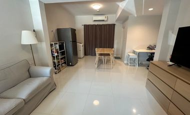 Casa adosada en venta de 2 habitaciones en Mueang Samut Prakan, Samut Prakan