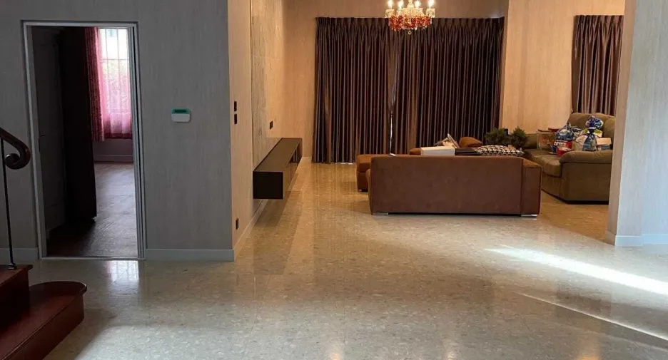 Casa en venta y en alquiler de 4 habitaciones en Mueang Samut Prakan, Samut Prakan