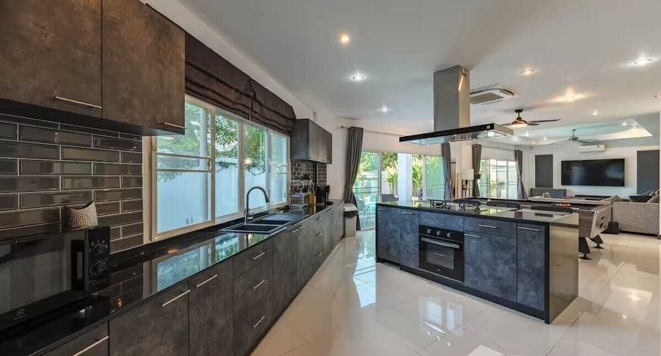 For sale 4 bedrooms villa in Mueang Phuket, Phuket