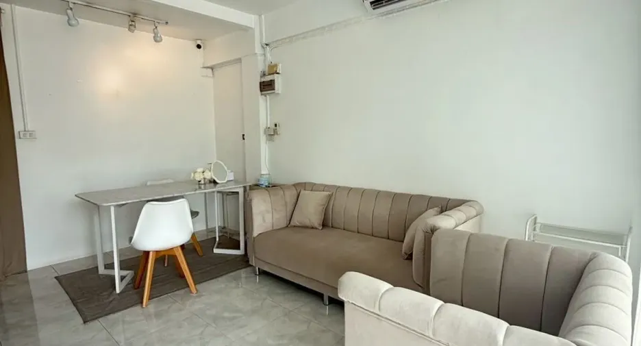 À vendre 6 chambres maison de ville à Mueang Chon Buri, Chonburi