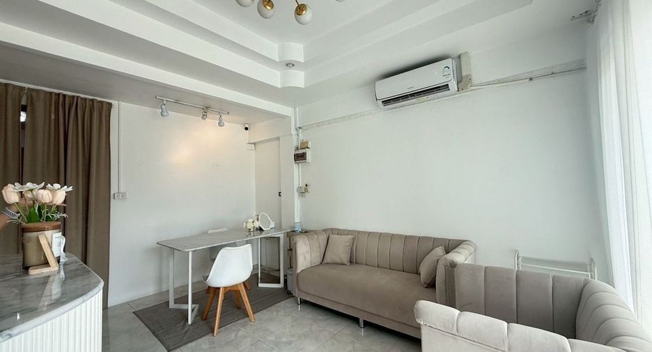 À vendre 6 chambres maison de ville à Mueang Chon Buri, Chonburi