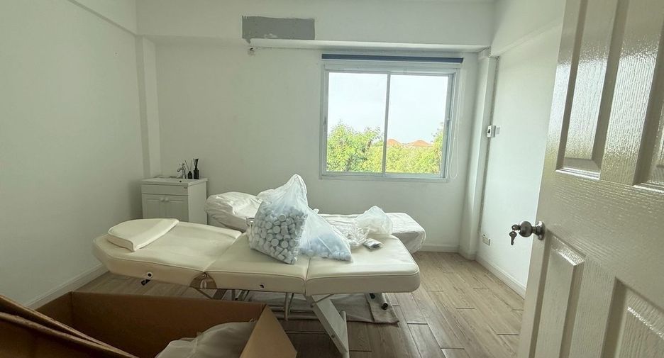 À vendre 6 chambres maison de ville à Mueang Chon Buri, Chonburi
