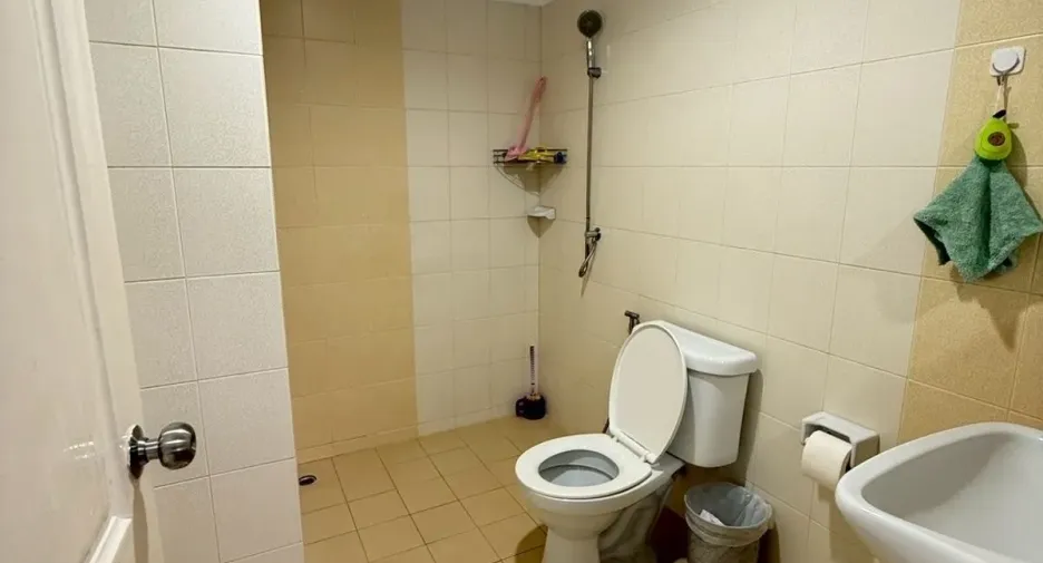 À vendre 6 chambres maison de ville à Mueang Chon Buri, Chonburi