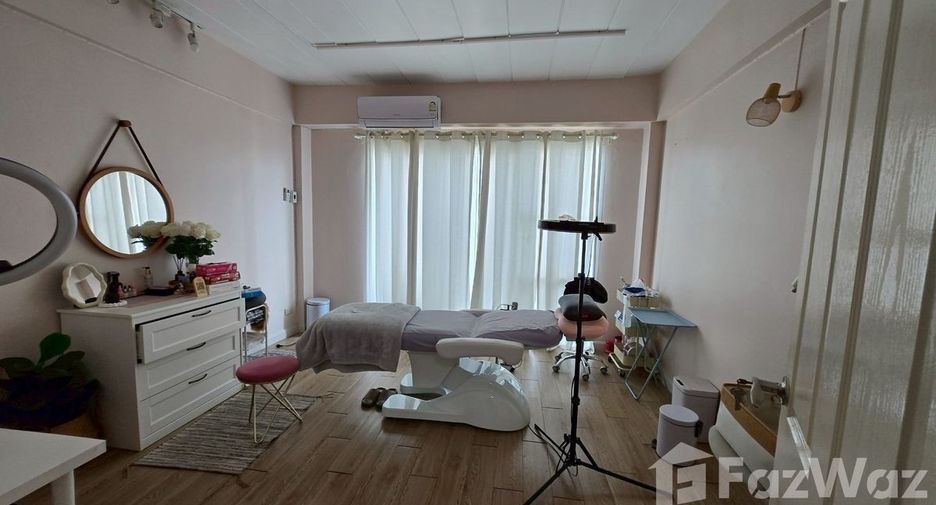 À vendre 6 chambres maison de ville à Mueang Chon Buri, Chonburi