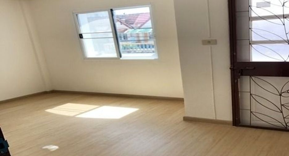 For sale 2 bedrooms townhouse in Mueang Samut Prakan, Samut Prakan