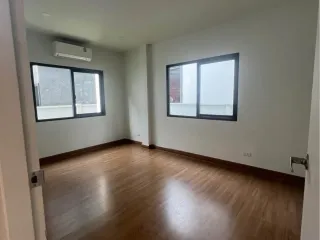 出租 4 卧室 独立屋 在 Mueang Pathum Thani, Pathum Thani