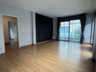 出租 4 卧室 独立屋 在 Mueang Pathum Thani, Pathum Thani