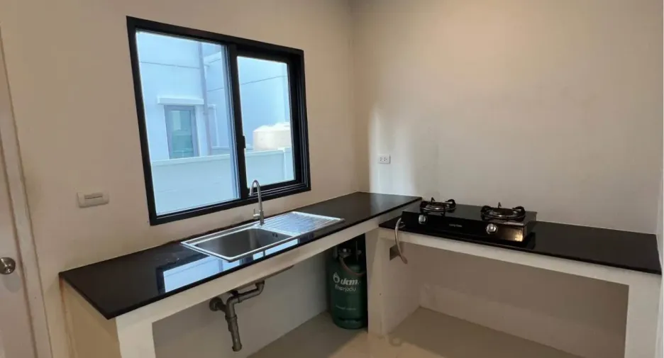 出租 4 卧室 独立屋 在 Mueang Pathum Thani, Pathum Thani