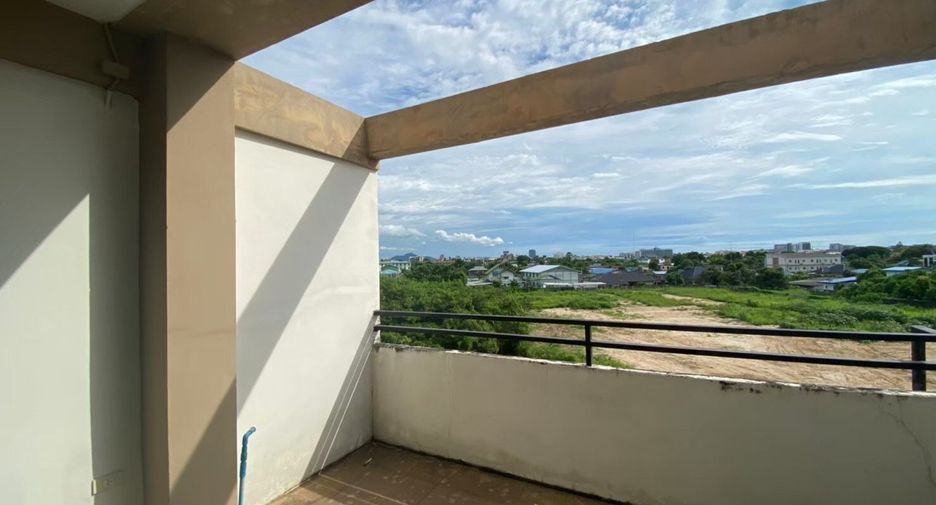 出售 和 出租 3 卧室 联排别墅 在 Mueang Chon Buri, Chon Buri