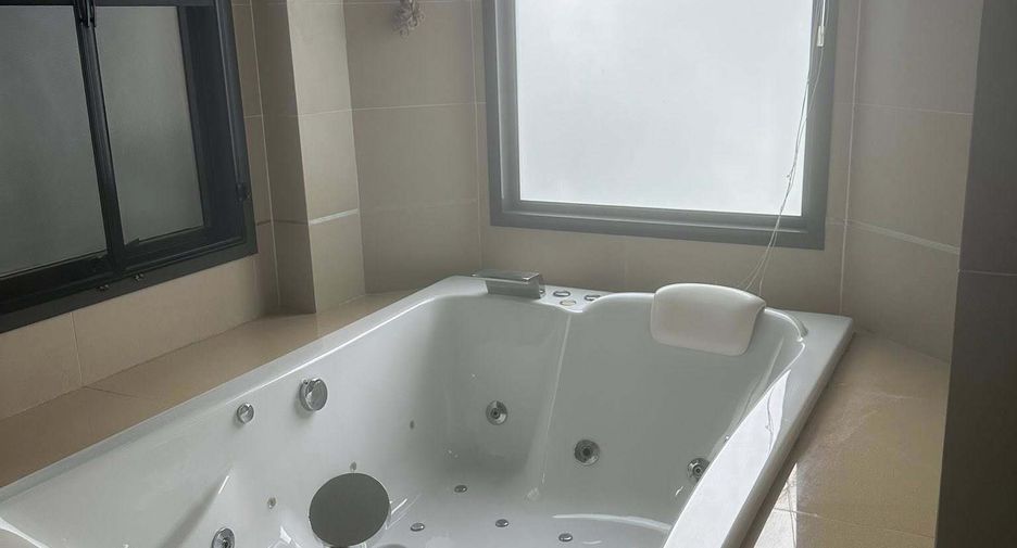 For rent 5 bedrooms house in Mueang Nonthaburi, Nonthaburi